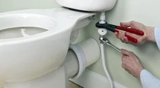 Curenje WC šolje na spoju sa zidom